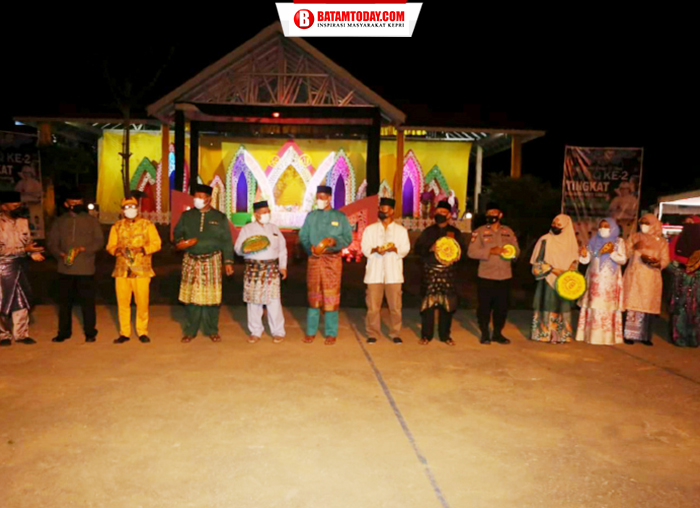 Pemukulan kompang oleh Bupati, Wakil Bupati dan FKPD sebagai tanda dibukanya MTQ II Kute Siantan